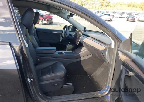 2024 Tesla Model Y Long Range Dual Motor All-Wheel Drive/Rwd z USA, uszkodzony, nr VIN 7SAYGDED5RF040254